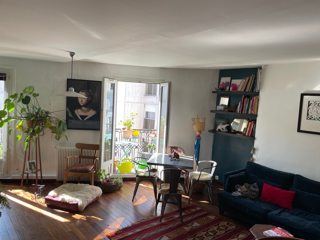 The main room with a small balcony where you can seat and take the sun !