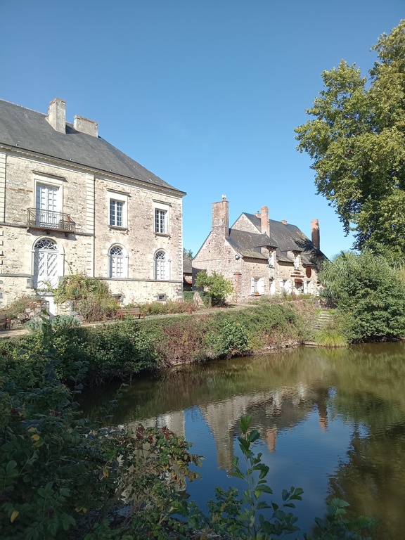 Restaurant crêperie avec terrasse au bord d'un lac.