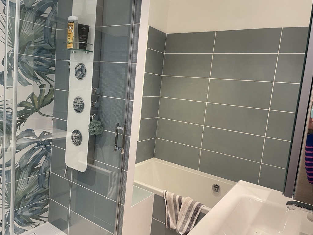 Salle baignoire et douche 