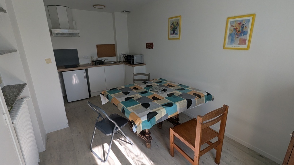 La salle a manger et son coin cuisine