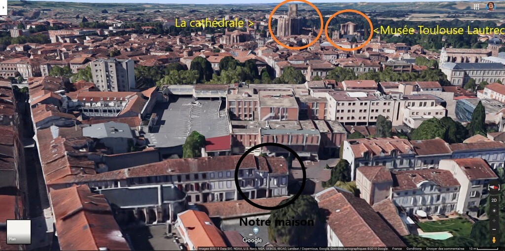 Derriere la maison la Cathédrale et le musée Toulouse-Lautrec