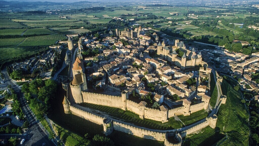 La cité de Carcassonne patrimoine appartient aussi  l'Unesco. C'est là qu'a été tourné le film "Les visiteurs". La cité est à...