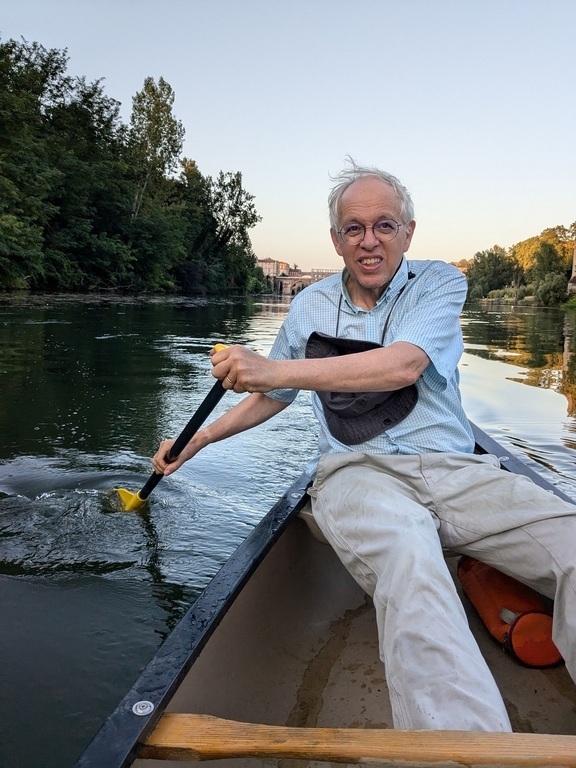 Sur notre canoé au pied de la cathédrale. La mise à l'eau est à 10 minute de la maison