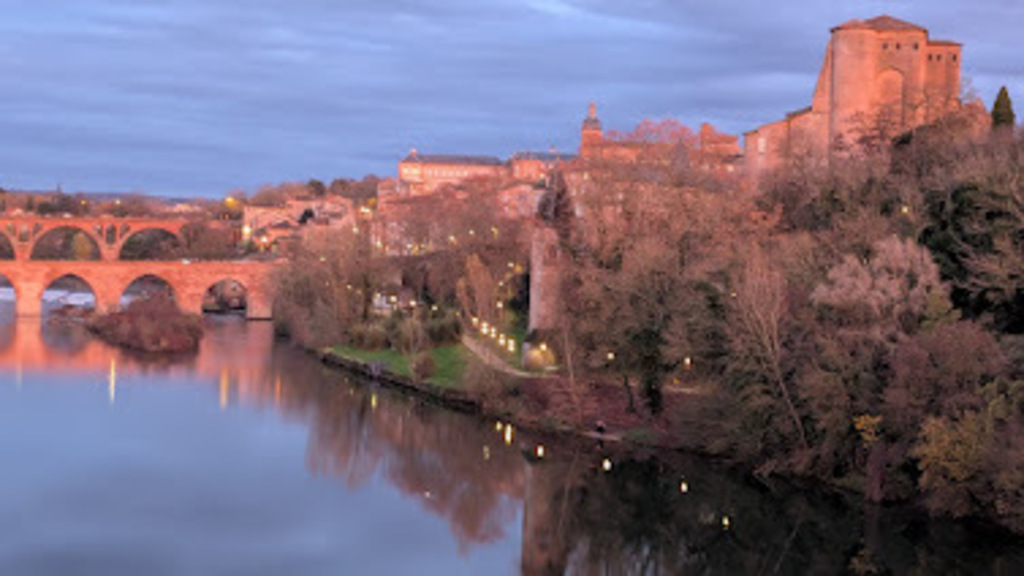 La cathédrale et la cité épiscopale le long du Tarn