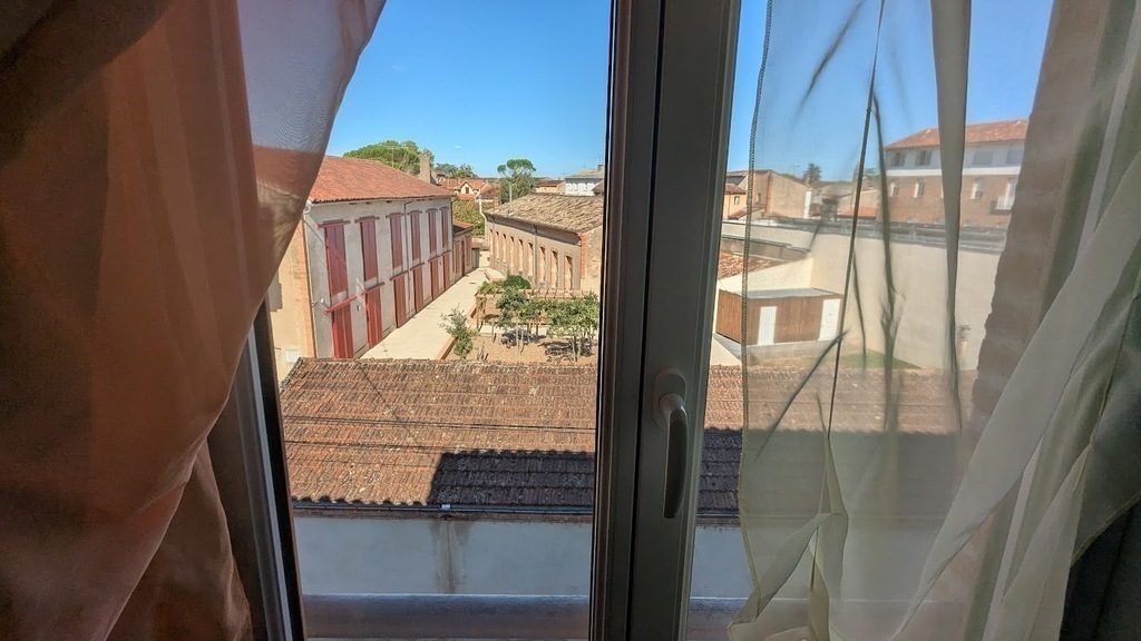 Depuis la chambre de l'appartement,  vue sur l'ecole primaire