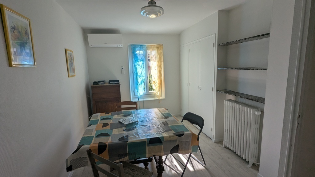 La salle a manger de l'appartement avec sa climatisation puissante