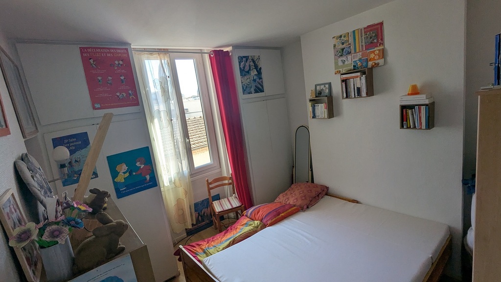 La chambre avec un lit aménagé  soit en 140 soit en 160