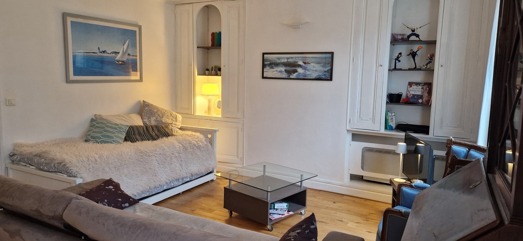 Living room with 2 single beds and sofa bed