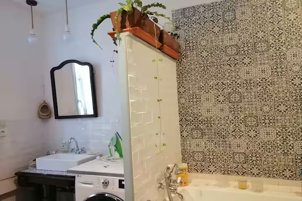 salle de baisn avec baignoire