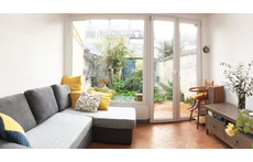 salon avec vue sur le jardin