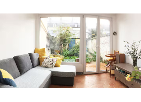 salon avec vue sur le jardin