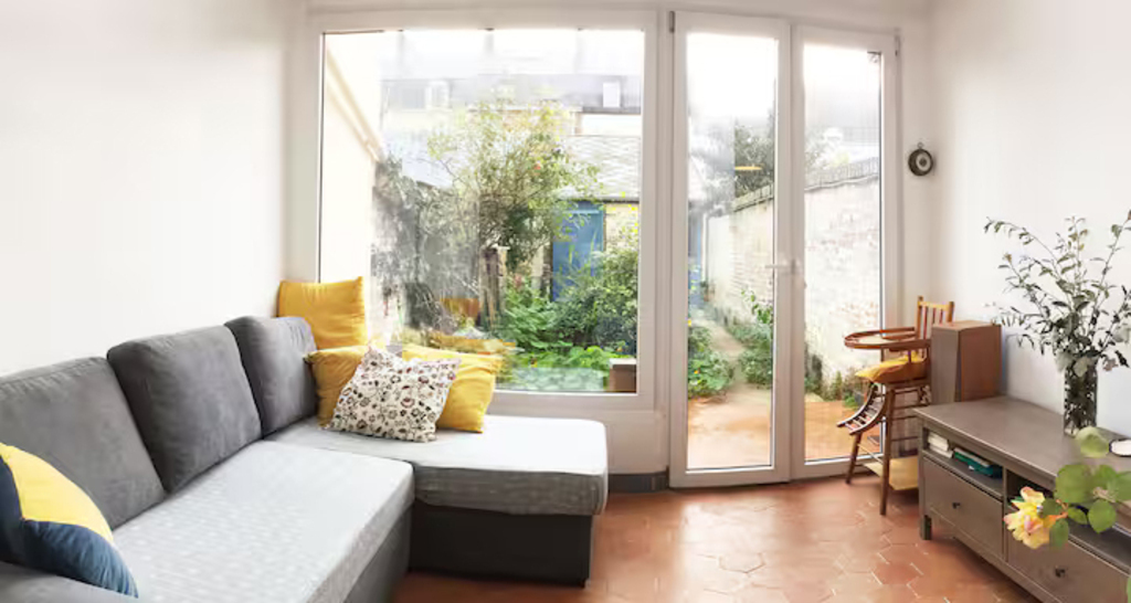 salon avec vue sur le jardin