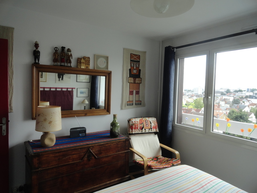 East-facing room with views of the city and Orléans Cathedral. 140cm bed.