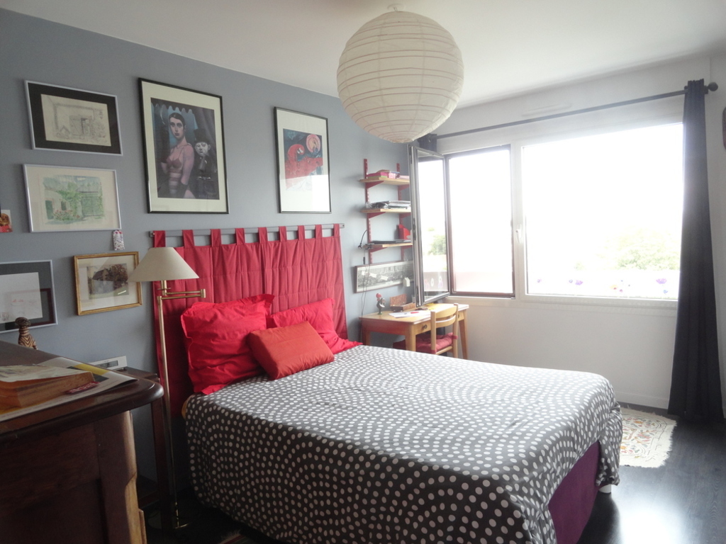 East-facing bedroom, 140cm bed