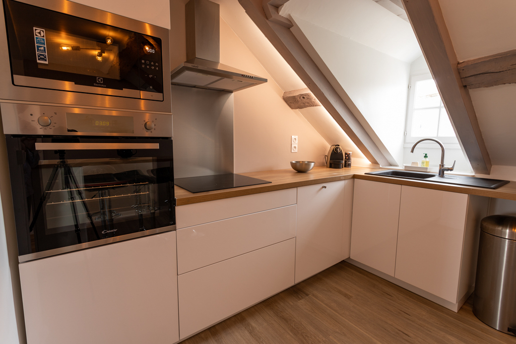 Cuisine située dès l'entrée de l'appartement, lave vaisselle, tiroir avec tout ustensiles nécessaires, four, grande table hau...