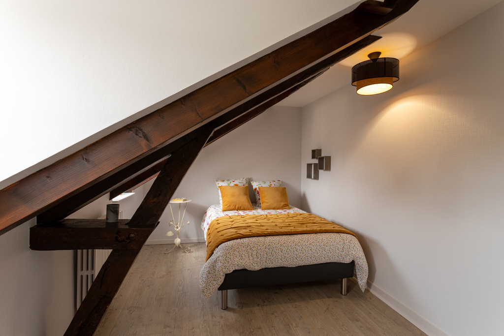 Chambre 3 : Lit double (140 x 190), petit bureau et fauteuil