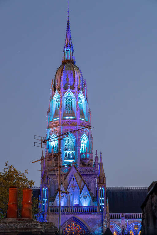 De l'appartement une vue sur la cathédrale illuminée la nuit
