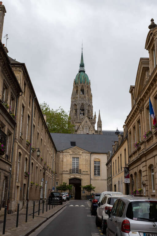 La rue de l'appartement de Cathy est à 5 minutes à pieds de la cathédrale et à 2 minutes du centre ville où se trouvent les n...