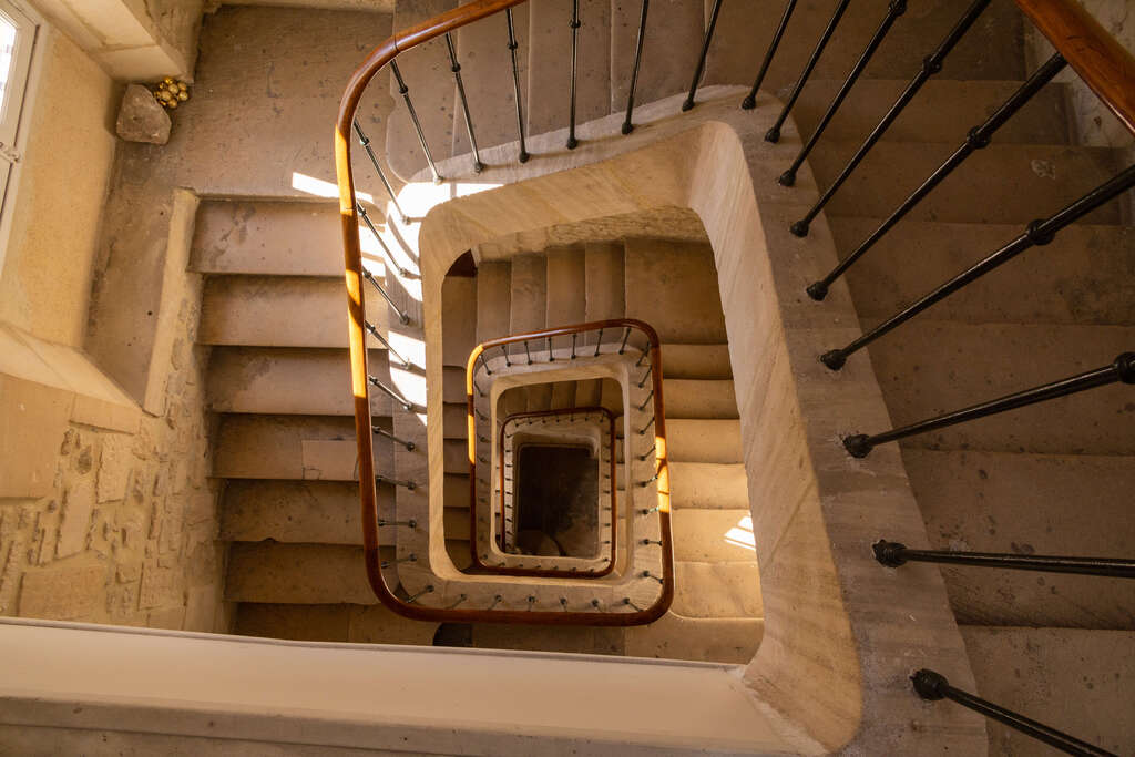 L'accès à l'appartement s'effectue par un magnifique escalier en pierre de l’hôtel particulier où est situé au troisième étag...