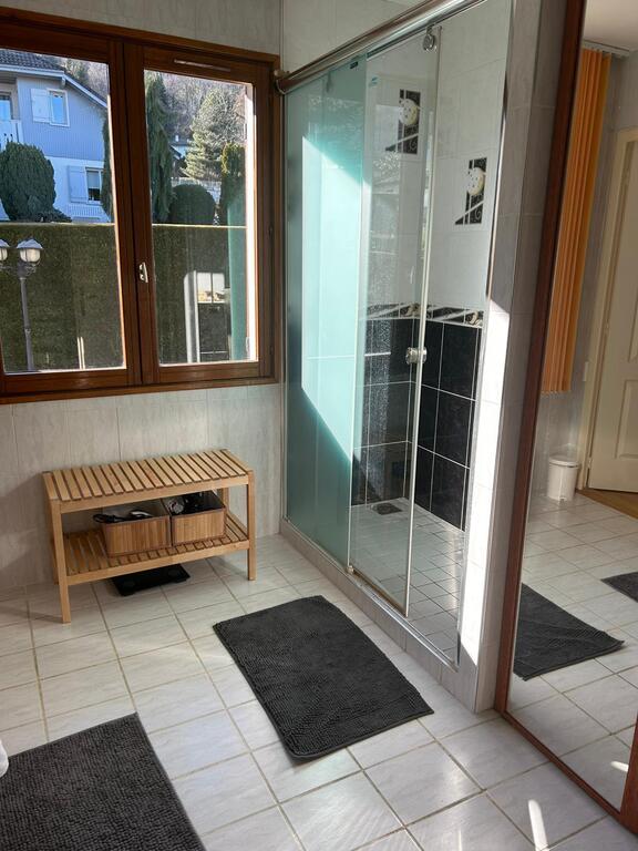 Salle de bain avec douche