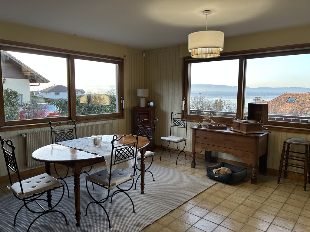 Salle à manger avec vue sur le lac Léman