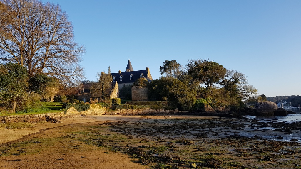 Chateau de Poulguin sur le bord de l'Aven à 15 min à pied.