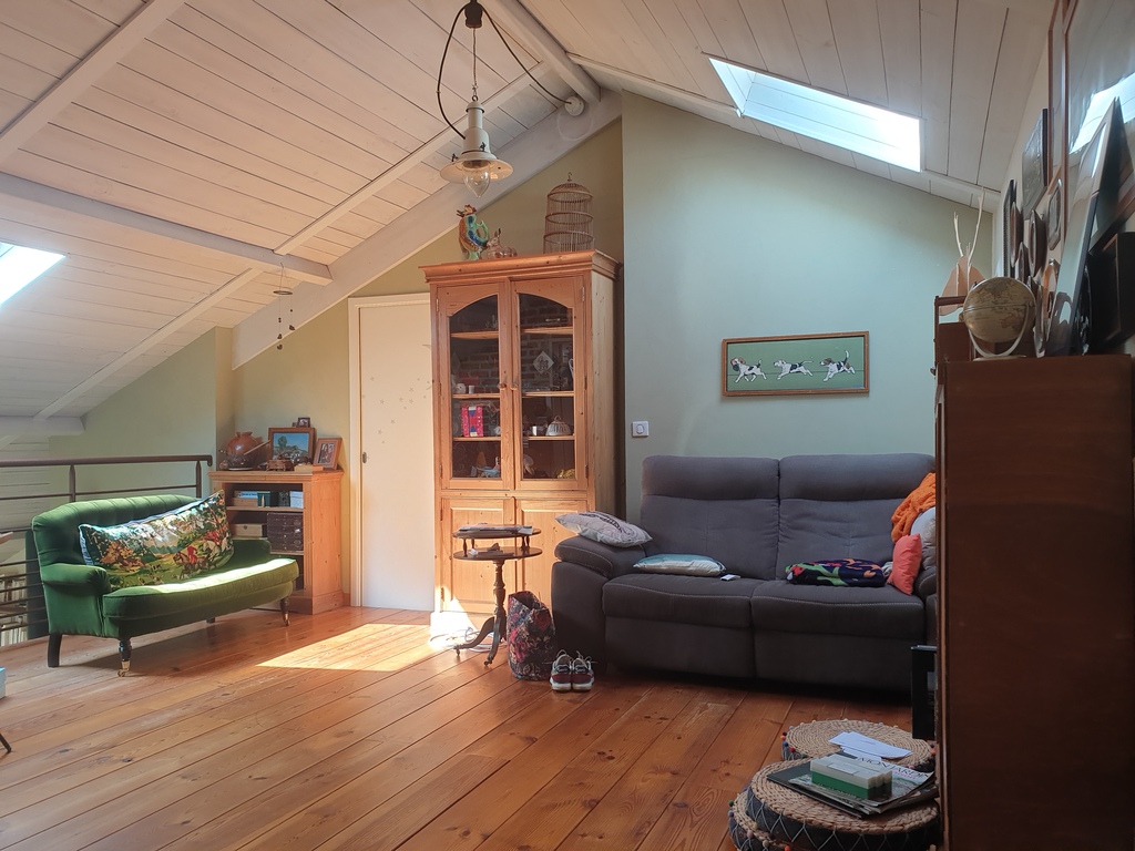 Sitting room upstairs with tv