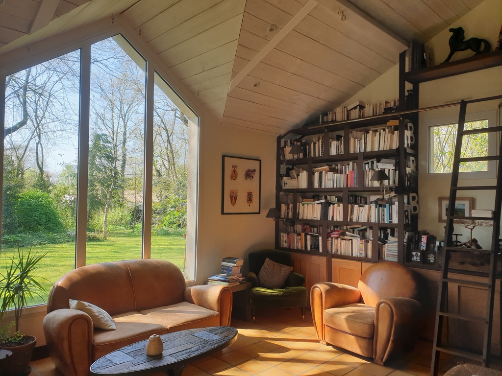 Living room with armchairs and bookshelves