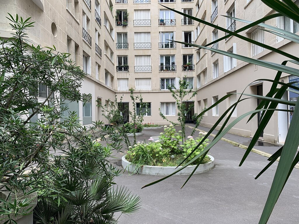 La cours de l’immeuble
