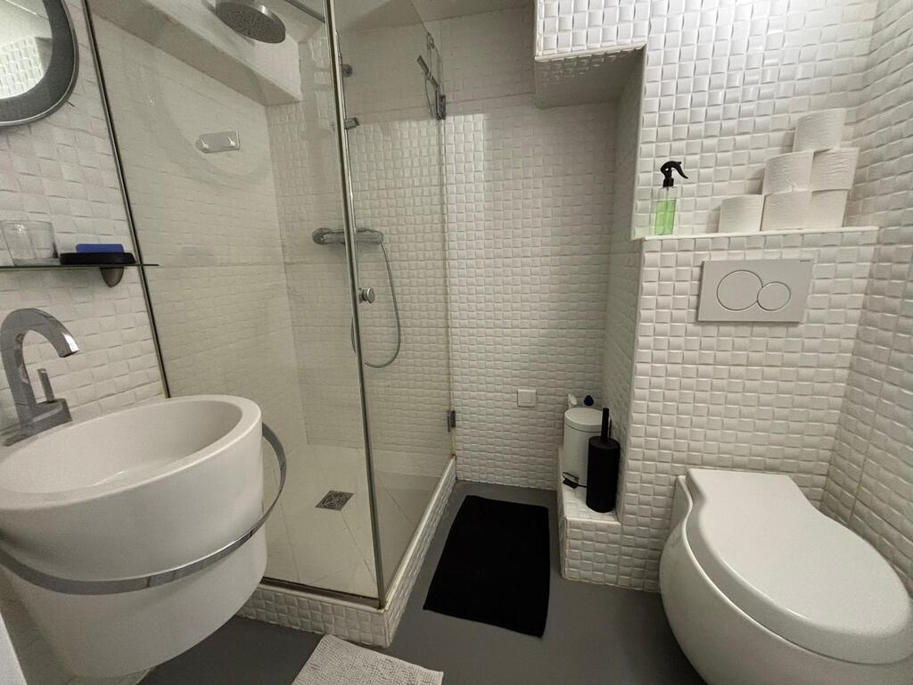 Bathroom with shower at mezzanine level