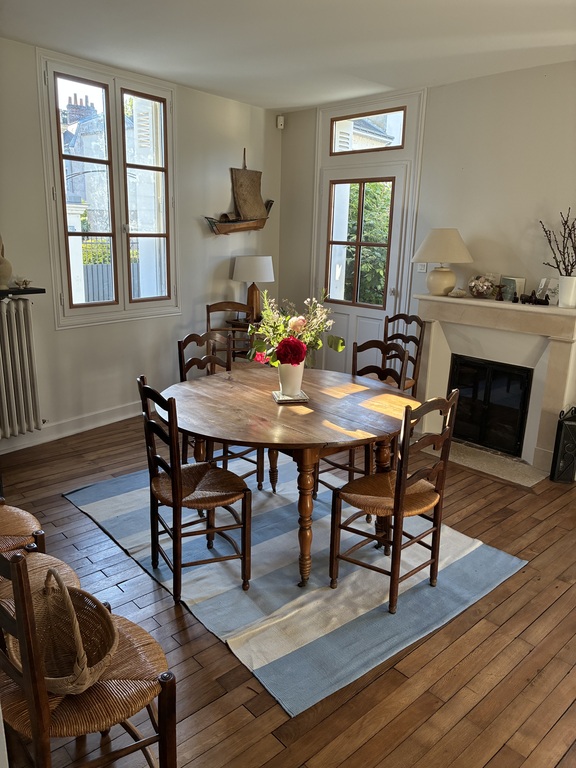 Espace repas avec cheminée 