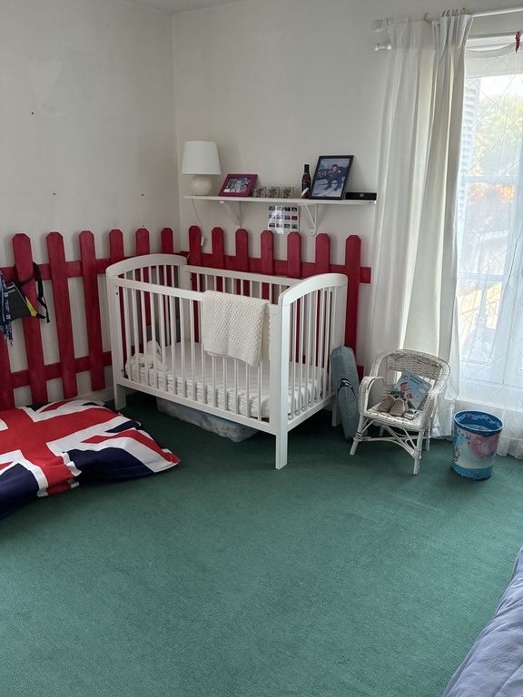 Chambre avec lit de bébé et lit double 140