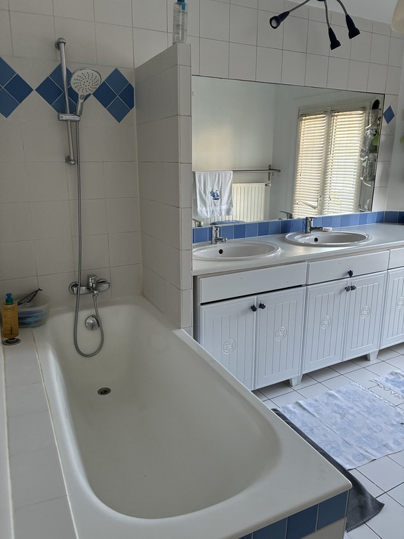 Salle de bain avec table à langer si besoin