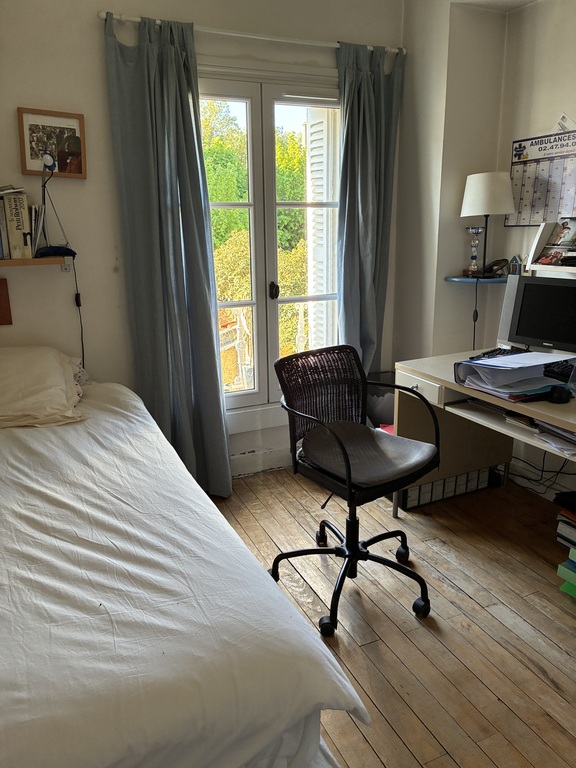 Bureau avec un lit une place 110