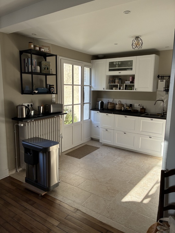 Cuisine ouverte sur l’espace repas et le jardinet