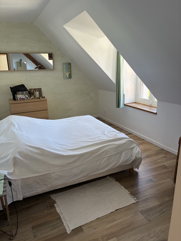 Chambre 2 1 er étage avec lavabo lit 160