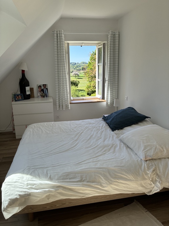 Chambre 1 1 er étage lit 160, avec lavabo