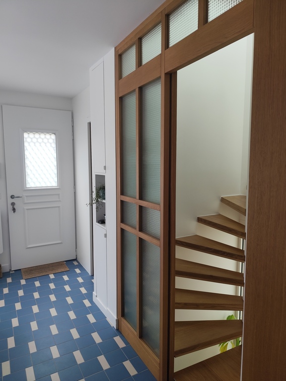 La porte d'entrée et l'accès aux étages : en haut deux chambres, en bas une chambre, une salle d'eau, des WC, un bureau, une ...