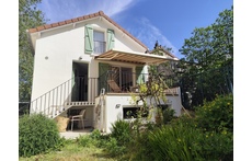 L'arrière de la maison vu du jardin : l'entrée, la terrasse, tout en bas un bureau avec un accès direct au jardin, tout en ha...
