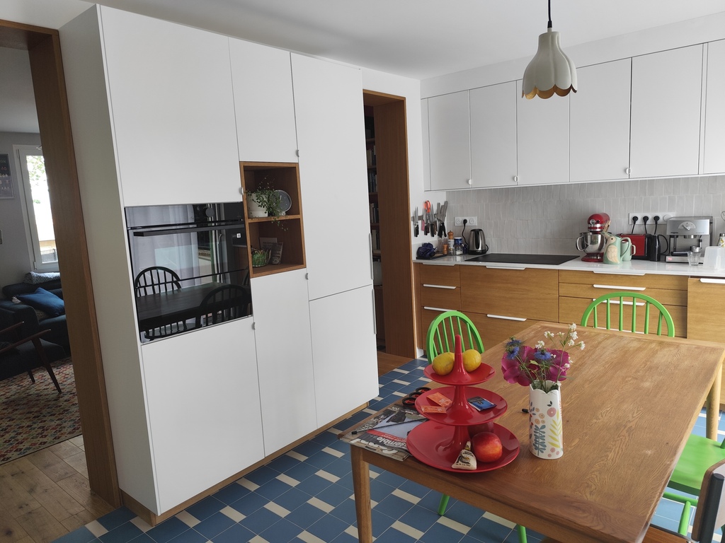La cuisine, donnant d'un côté sur la terrasse et la porte d'entrée, de l'autre sur le salon