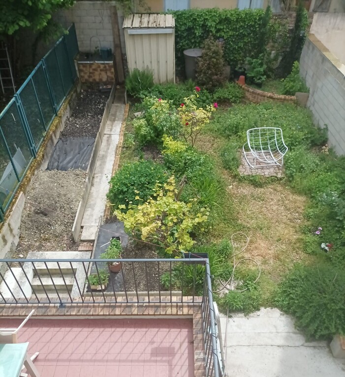 Le jardin et un peu de terrasse depuis la chambre 2