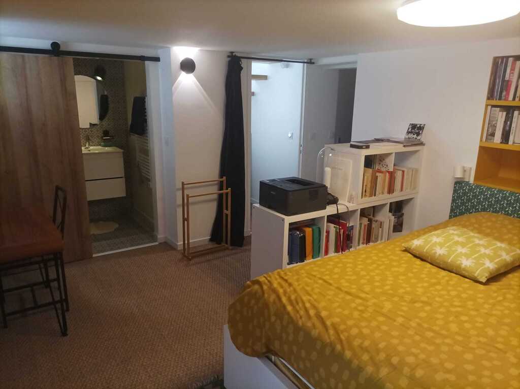 Chambre 3 avec salle d'eau 2, accès à l'escalier