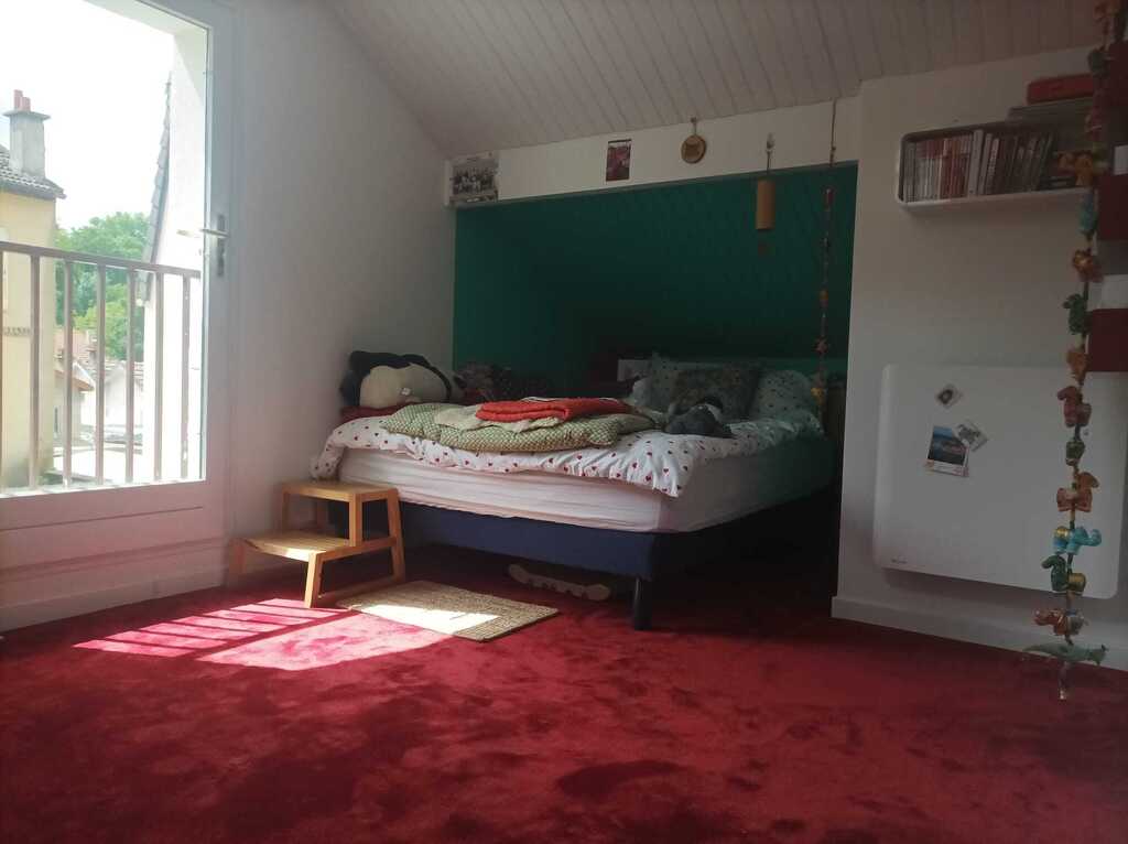 Chambre 2 donnant sur le jardin (lit 140 cm)
