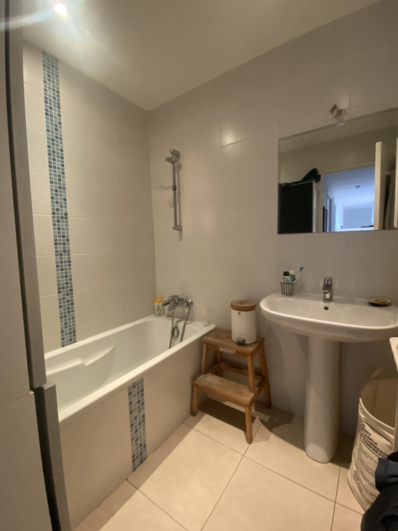 Salle de bain avec baignoire 
