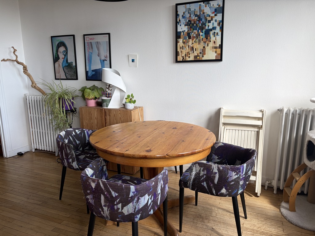 La table à manger se rallonge pour 6 personnes