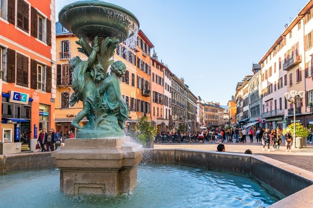The historic downtown area of Chambéry is a 5-minute drive away and can be reached by bus in 15 minutes 