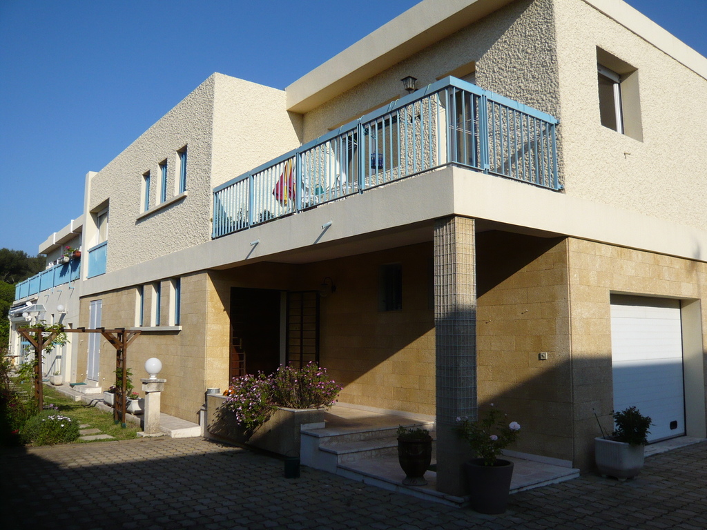 Entrée sur cour; l'appartement est au 1er étage