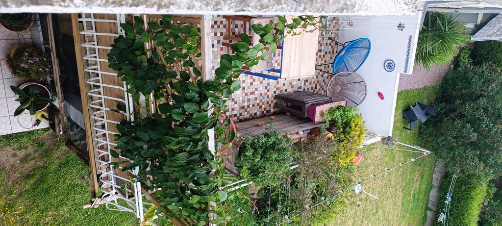 Vu de la terrasse du premier etage attenante au salon cuisine, avec table scamotable et fauteils de jardin 