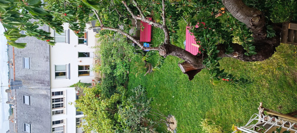 Vu du jardin depuis la salle de bain du deuxieme etage