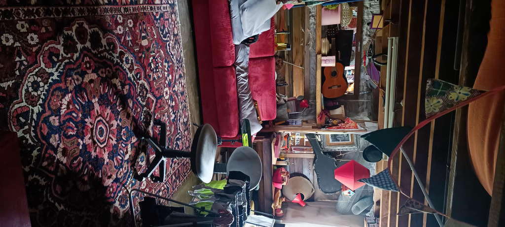 Garage-repos-jeux-bricolage avec un canape lit double  
